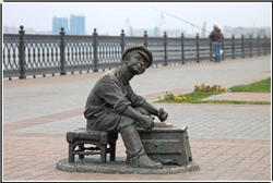 現(xiàn)代廣場擦皮鞋人物銅雕塑 現(xiàn)代廣場擦皮鞋人物銅雕塑