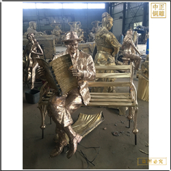 步行街看報(bào)紙人物銅雕塑 步行街看報(bào)紙人物銅雕塑