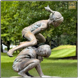 鑄銅關公 蹲下跳高人物銅雕塑